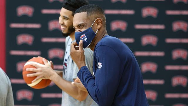 开云体育app下载-格兰特·希尔的多重身份：退役后享受各样大舞台